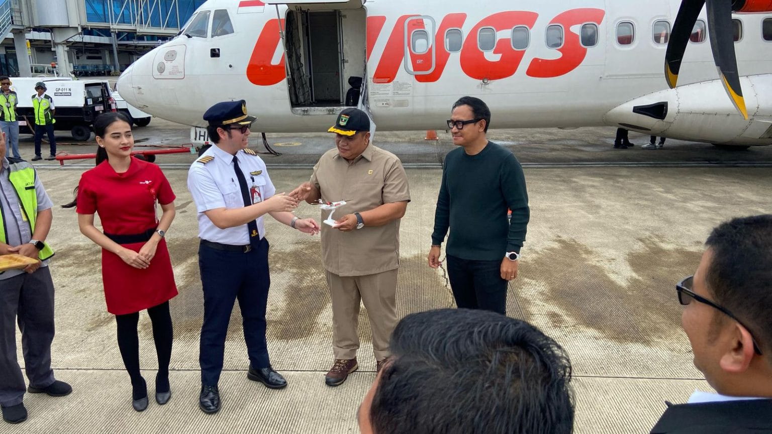 Verry Mulyadi saat meresmikan penerbangan maskapai wings air rute BIM - Mentawai (Foto:Padang Berita)